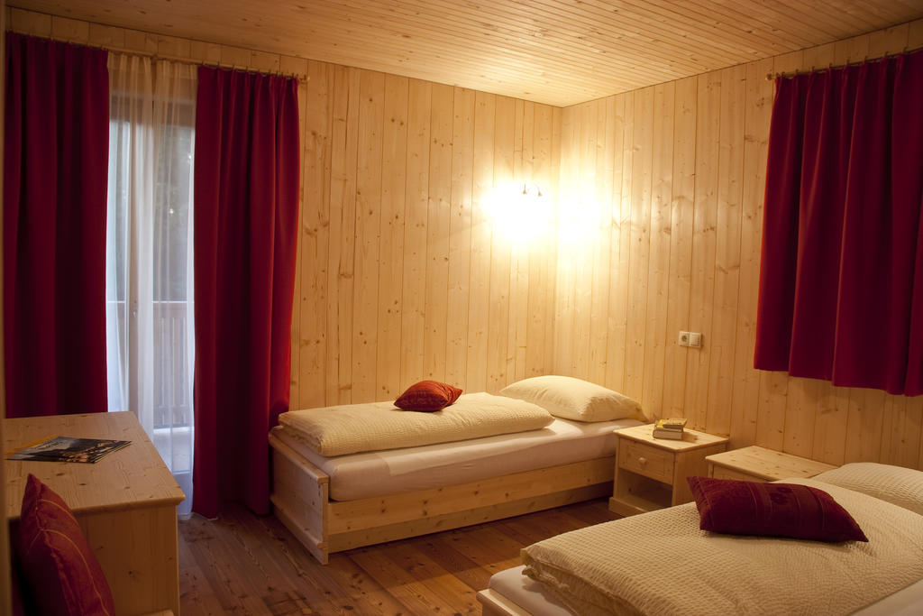 Appartments Helvetia Villabassa Pokoj fotografie